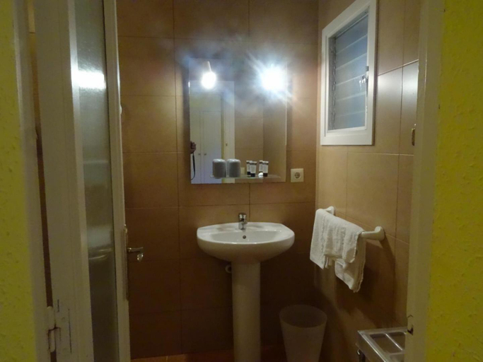 Bathroom 3, Hostal Lleida, Tarragona