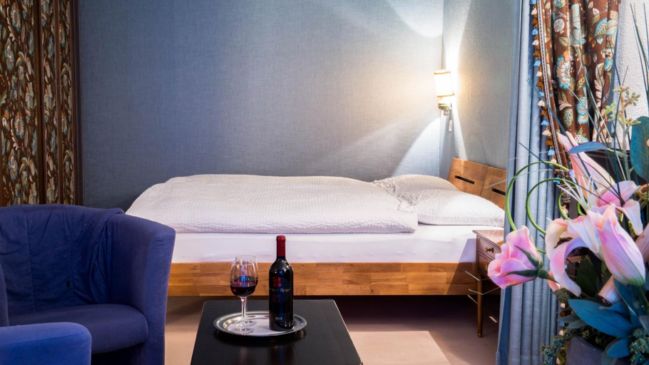 Bedroom 3, Hotel Astoria, Leuk