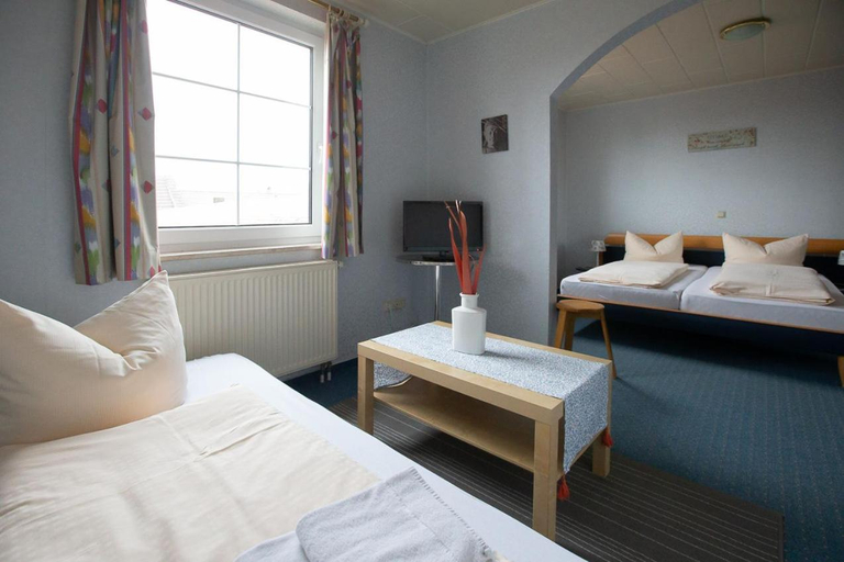 Bedroom 2, Hotel Schlosshof Dolgesheim, Mainz-Bingen