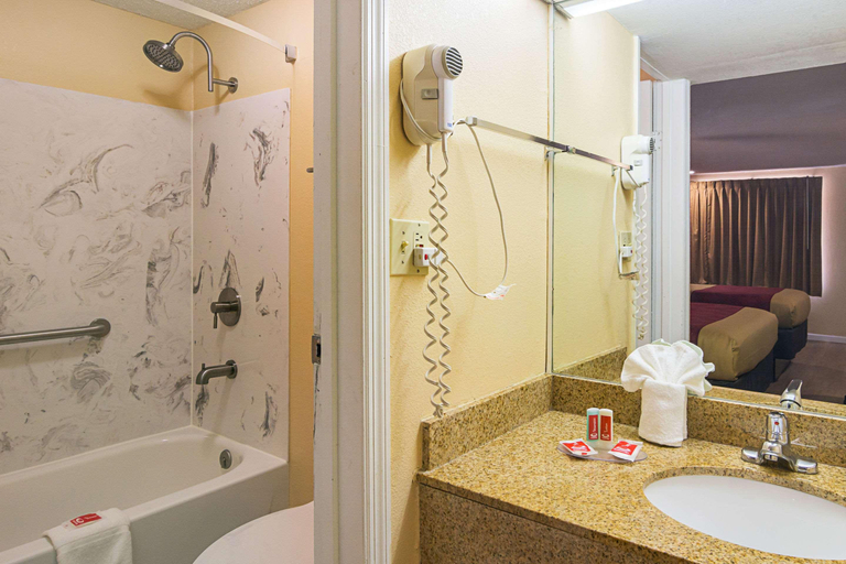 Bathroom 5, Econo Lodge Oxford, Calhoun