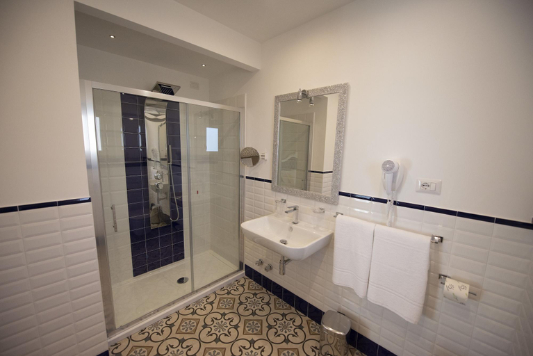 Bathroom 4, Sui Generis, Vibo Valentia