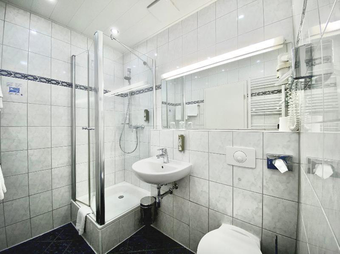 Bathroom 4, Hotel West An Der Bockenheimer Warte, Frankfurt am Main