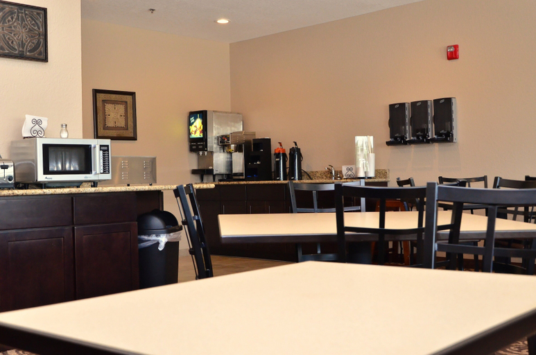Food & Drinks 5, Cobblestone Inn & Suites - Clarion, Wright