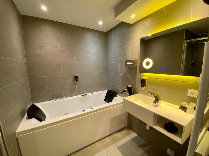 Bathroom 5, Les Suites Du Lac, Savoie