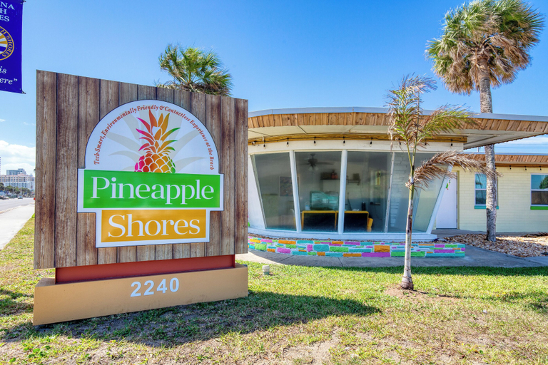 Exterior & Views 1, Pineapple Shores Retro Inn, Volusia