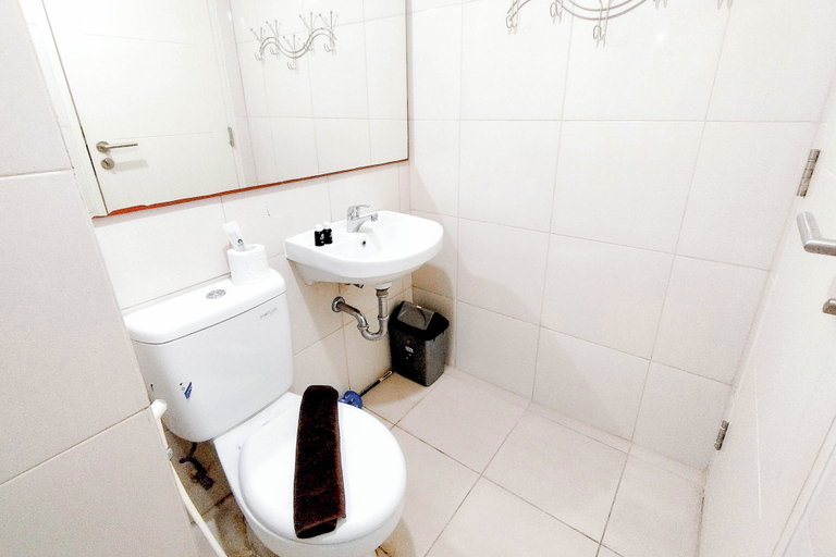 Bathroom 3, Studio Minimalist Connect to Pakuwon Mall at Tanglin Supermall Mansion Apartment, Surabaya