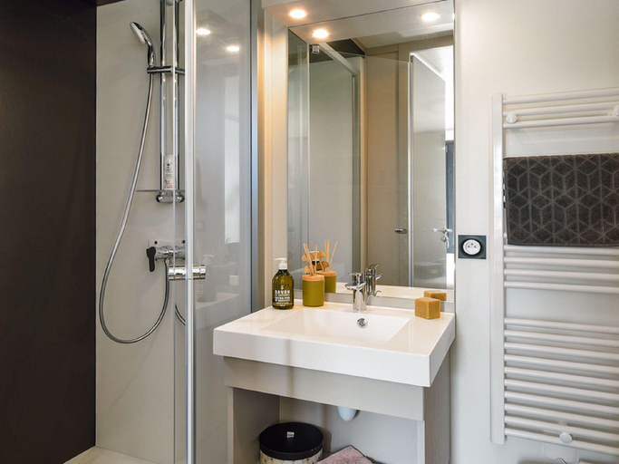 Bathroom, Secluded Chalet in Hourtin with Swimming Pool, Gironde