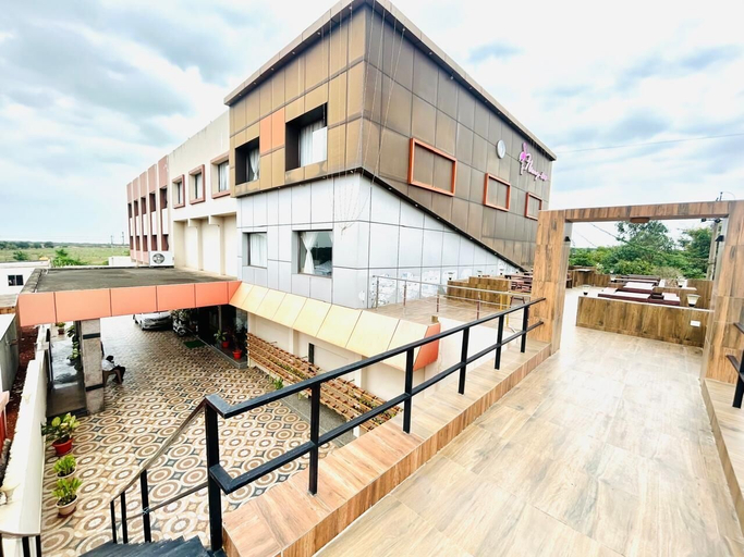 Exterior & Views