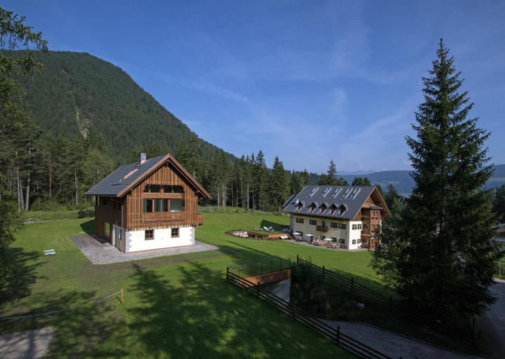 Exterior & Views