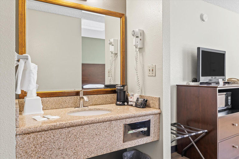 Bathroom 4, BEND INN & SUITES, Deschutes