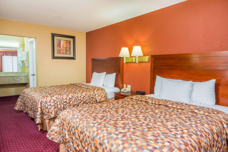 Bedroom 5, Days Inn by Wyndham St Robert Waynesville, Pulaski