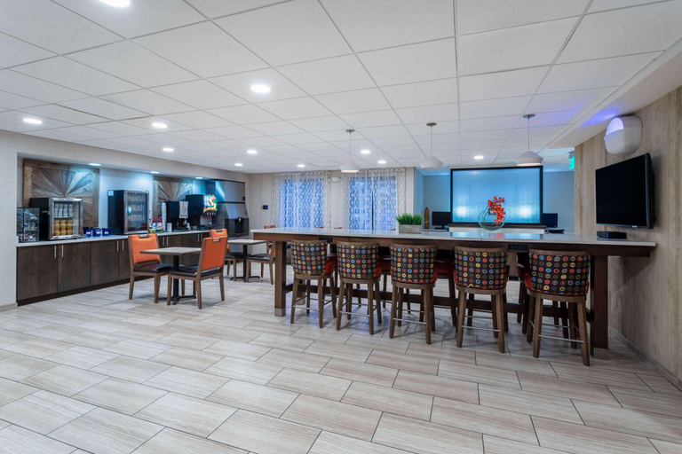 Food & Drinks 5, Days Inn & Suites by Wyndham Denver INTL, Denver