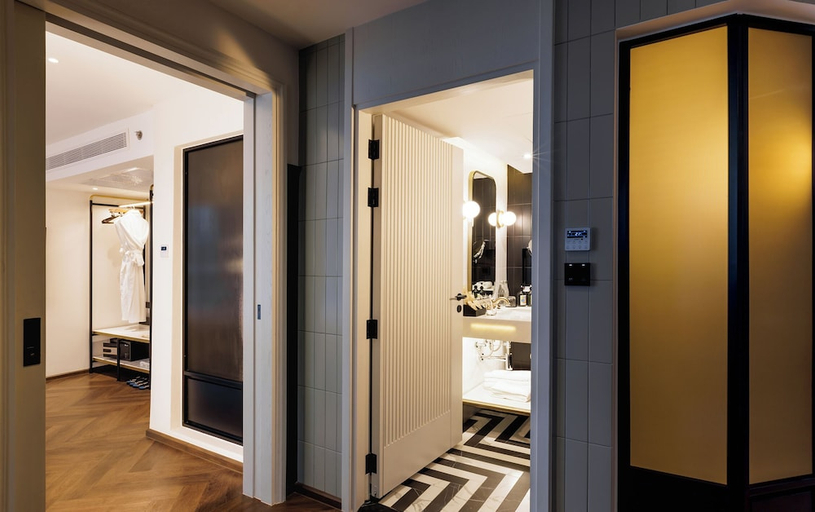 Others 5, Public House Hotel, Wattana