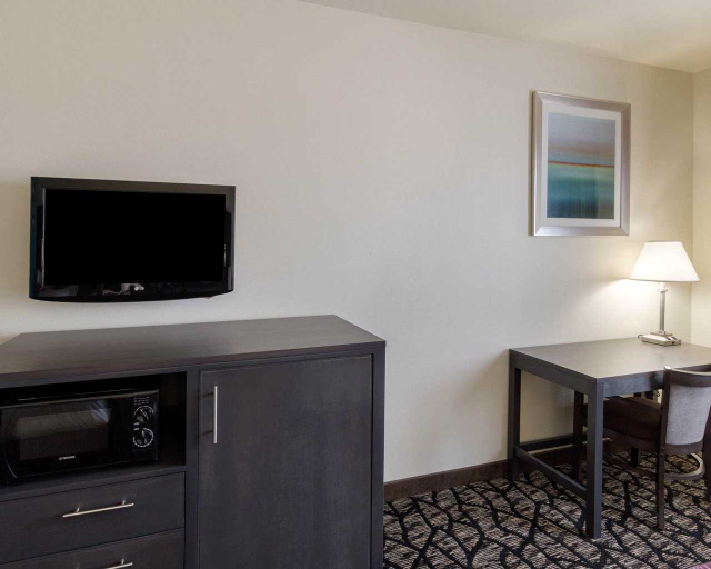 Bedroom 3, Quality Inn Buffalo, Leon