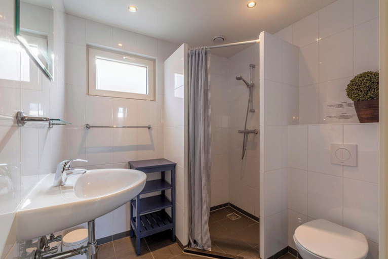 Bathroom 3, Duinroosweg 83 Near Callantsoog Village Square, Zijpe