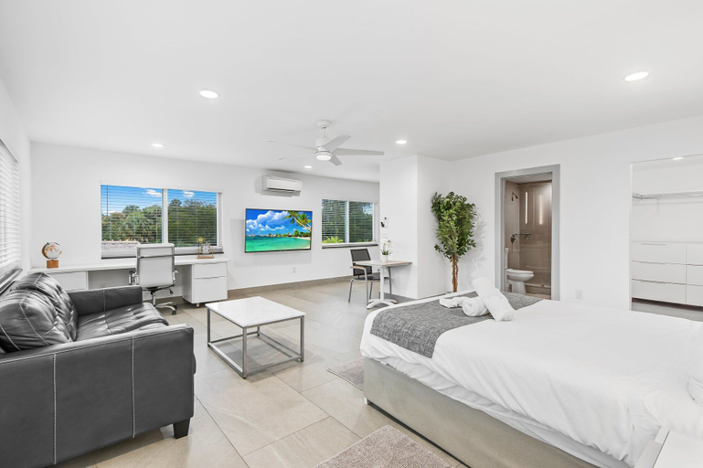 Others 5, Unique Retreat - Unit D: Cool 2nd-floor Retreat, Broward