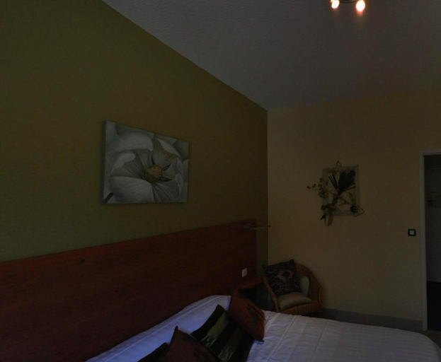 Bedroom 2, Logis Hotel-Restaurant La Croix Couverte, Mayenne