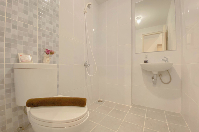 Bathroom 3, Great Deal and Relaxing 2BR at Tokyo Riverside PIK 2 Apartment, Tangerang