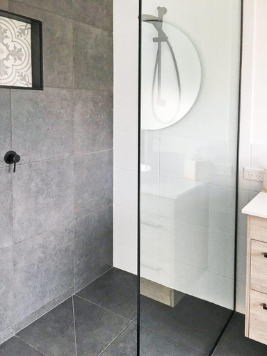 Bathroom 3, Urangan Family Friendly home w views, wifi, wine🥂, Hervey Bay - Pt A