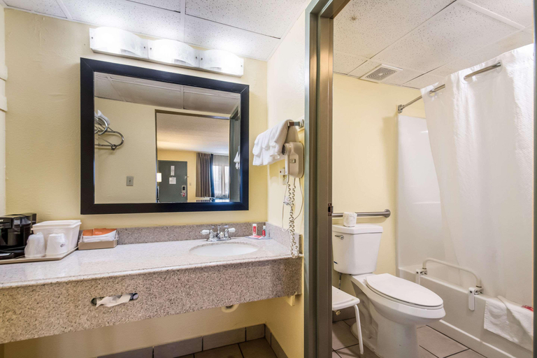Bathroom 5, Econo Lodge Kearney - Liberty, Kansas City