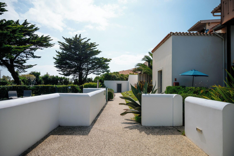 Exterior & Views