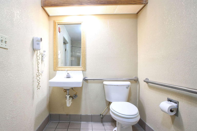 Bathroom 5, Econo Lodge Hillsboro I-35, Hill