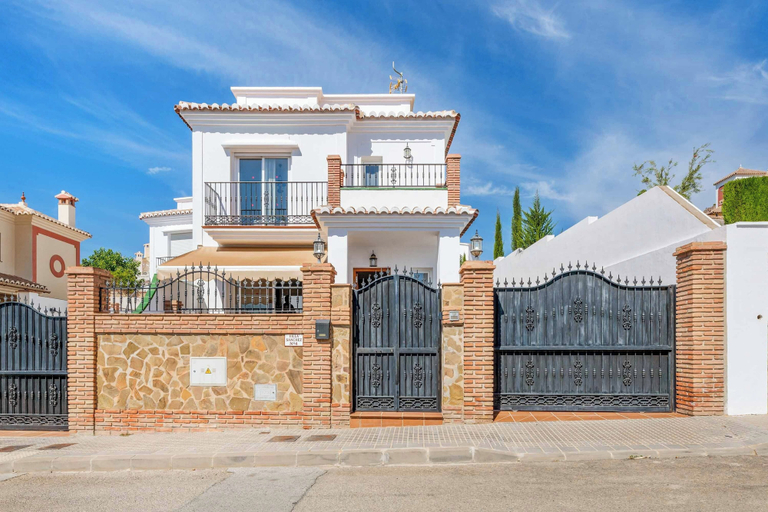 Others 4, Villa Juncos, Málaga