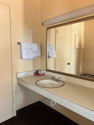 Bathroom 5, Deavers motel, Clarke
