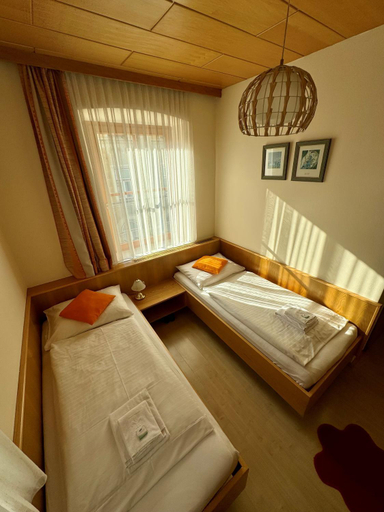 Bedroom 3, Hotel die Traube, Liezen