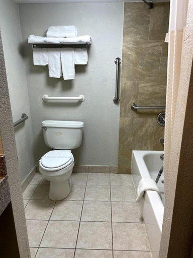 Bathroom 4, Days Inn by Wyndham Fort Wright Cincinnati Area, Kenton