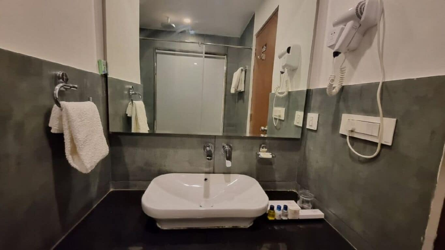 Bathroom 4, Zen Zone The Laurent and Banon, Kullu