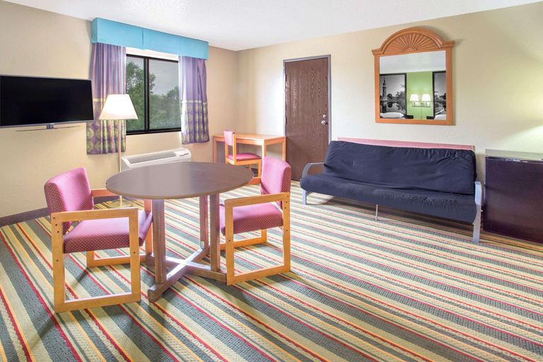 Bedroom 3, Super 8 by Wyndham Champaign, Champaign