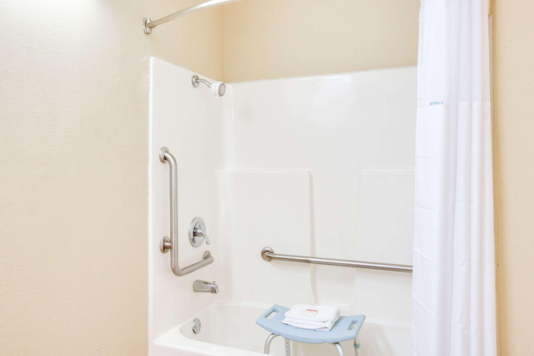 Bathroom 4, Days Inn by Wyndham Newport, Jackson