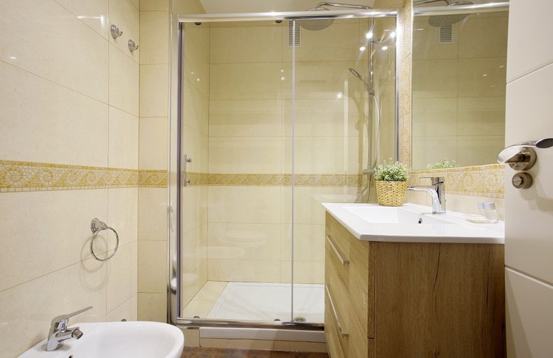 Bathroom, Apartment Near Retiro Park & Prado Museum Retiro I, Madrid