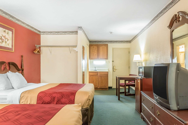 Bedroom 3, Econo Lodge Airport, Berks
