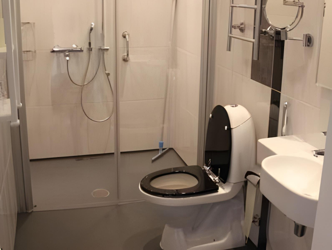 Bathroom 5, Hotel Kruunupuisto, Southern Savonia