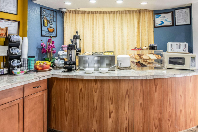 Food & Drinks 5, Econo Lodge Inn & Suites Macon, Bibb