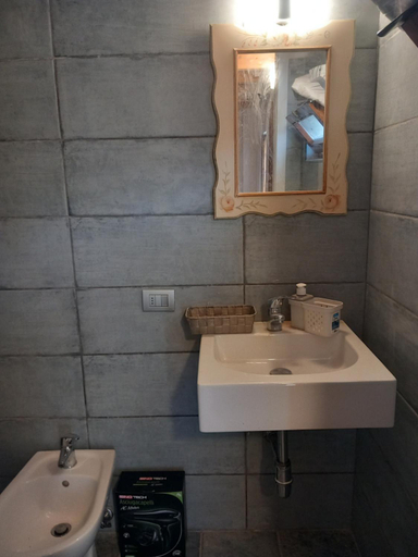 Bathroom 4, Uliveto Benedetti, Perugia