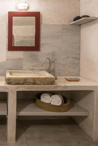 Bathroom 2, The sculptor's Cave House by Cycladica, South Aegean