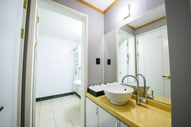 Bathroom 5, Gangneung Donga Hotel, Gangneung
