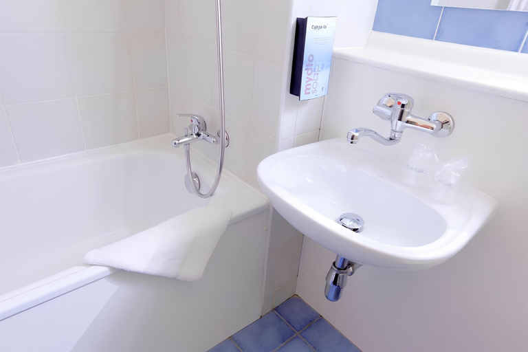 Bathroom 4, Campanile Perpignan Sud, Pyrénées-Orientales