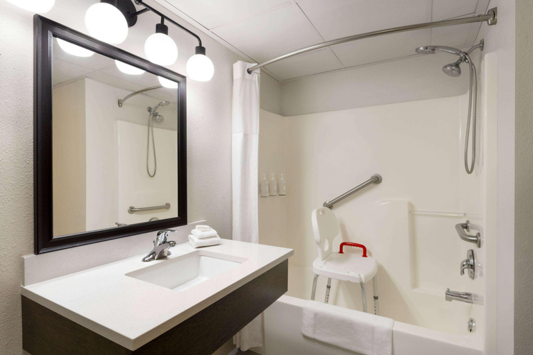 Bathroom 5, Days Inn & Suites by Wyndham Bozeman, Gallatin