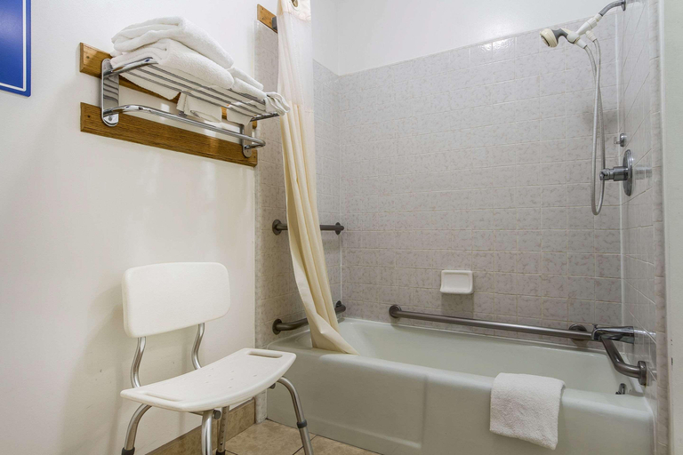 Bathroom 4, Quality Inn & Suites Gilroy, Santa Clara