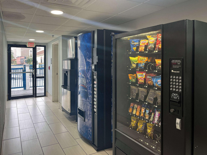 Food & Drinks, Super 8 By Wyndham Canton, Madison