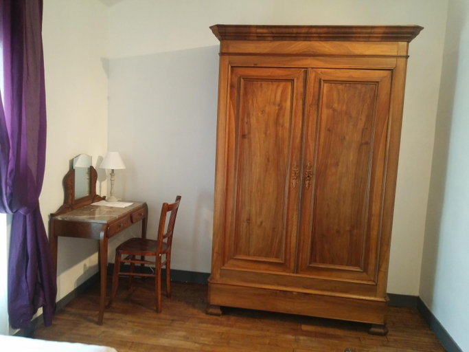 Bedroom 3, Les Trois Fontaines, Vienne