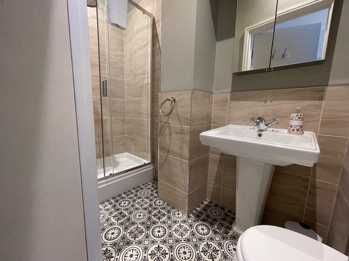 Bathroom 4, Central Hotel, Norfolk