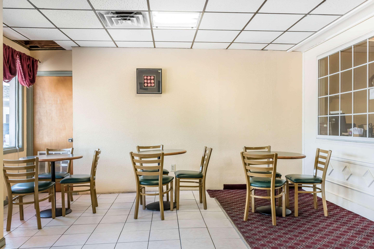 Food & Drinks 5, Econo Lodge Airport, Berks