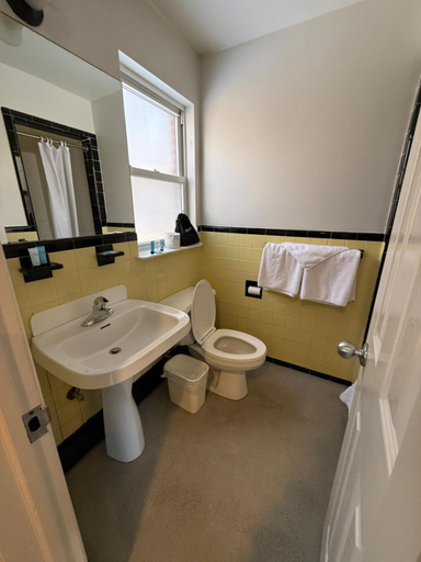 Bathroom 5, Heidi's Inn, Putnam