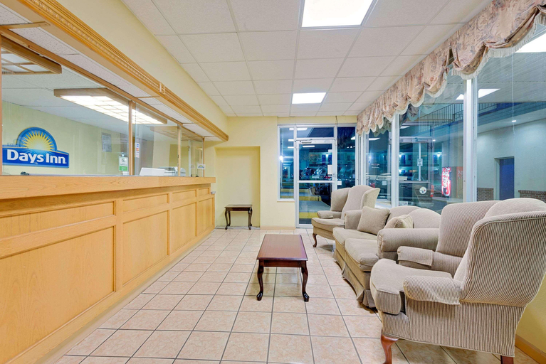 Public Area 2, Days Inn by Wyndham Waynesboro, Franklin