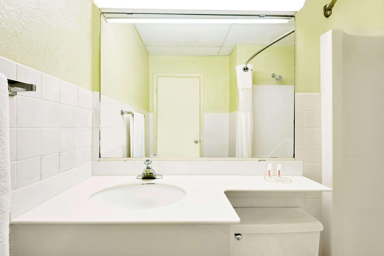 Bathroom 4, Days Inn by Wyndham Waynesboro, Franklin